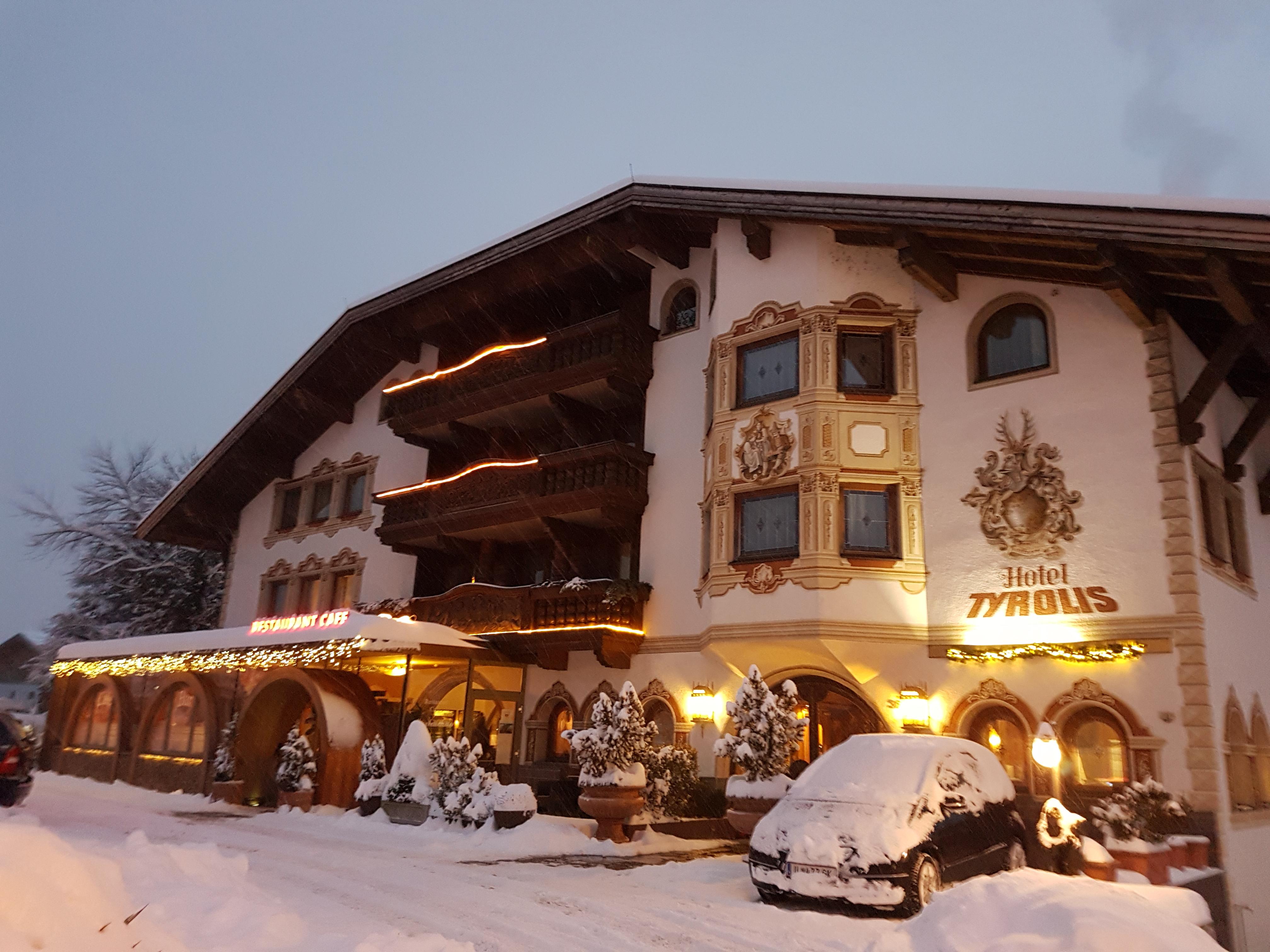 Hotel Tyrolis Zirl Exterior photo